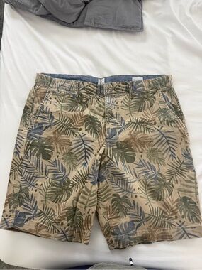 GAP Men's Beige Tropical Cargo Shorts with Green and Blue Leaf Print